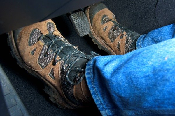 Habilidades de bricolaje de un papá a un graduado, arranque, embrague, pedales, automóvil, acelerador, freno, Justin DiPego