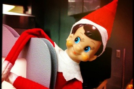 Tradiciones festivas memorables para comenzar con su nueva familia, elfo en el estante 