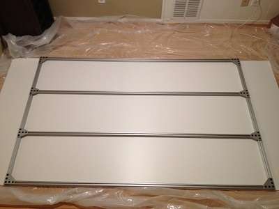 Un marco de aluminio ensamblado con ranuras en T.