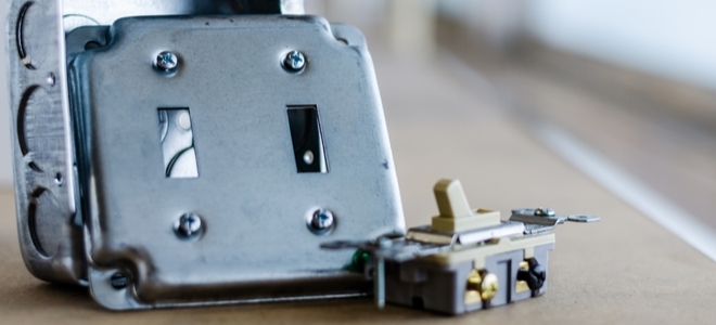 Cómo limpiar tomas de corriente e interruptores de luz para seguridad contra incendios