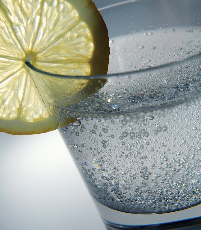 Un vaso de agua con gas