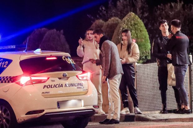 Tom Brusse y Sandra Pica se saltan el toque de queda y se las ven con la Policía