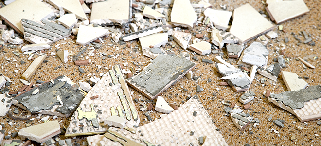 baldosas rotas en el suelo