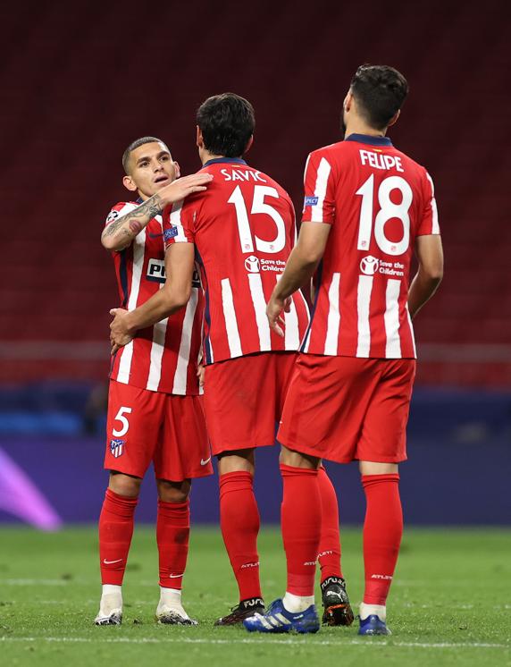 Torreira, felicitado por sus compañeros.