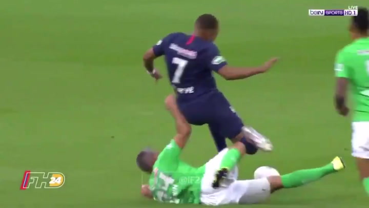 Mbappé cayó lesionado tras una terrible entrada de un rival en la final de la Copa francesa Mbappé cayó lesionado tras una terrible entrada de un rival en la final de la Copa francesa