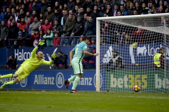 Luis Suárez anota el primer gol (0-1), su único gol ante Osasuna.
