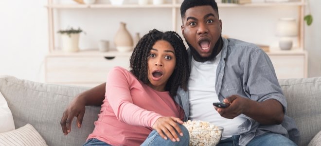 pareja viendo peliculas de terror