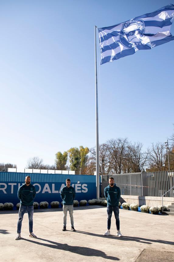 La bandera con el escudo del Centenario del Deportivo Alavés ya ondea en Mendizorrotza.