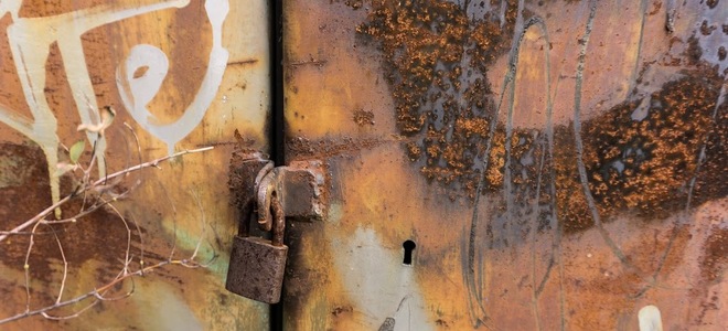 Eliminación de óxido de puertas metálicas