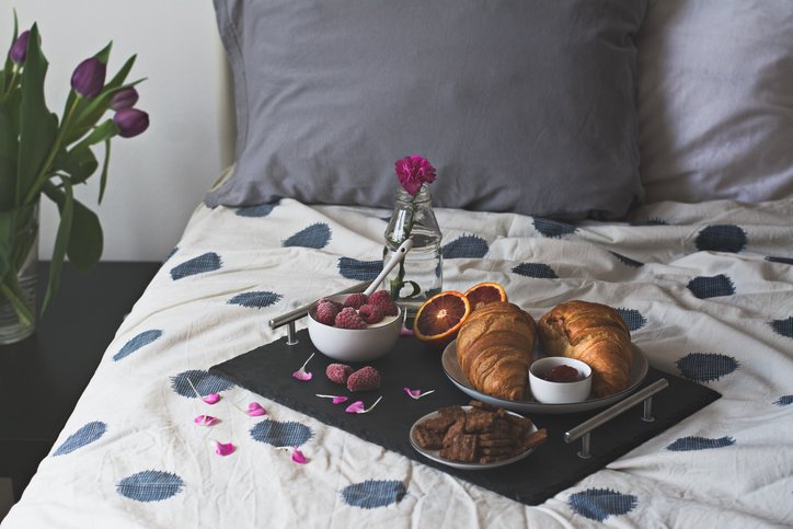 Desayuno en la cama en bandeja. 