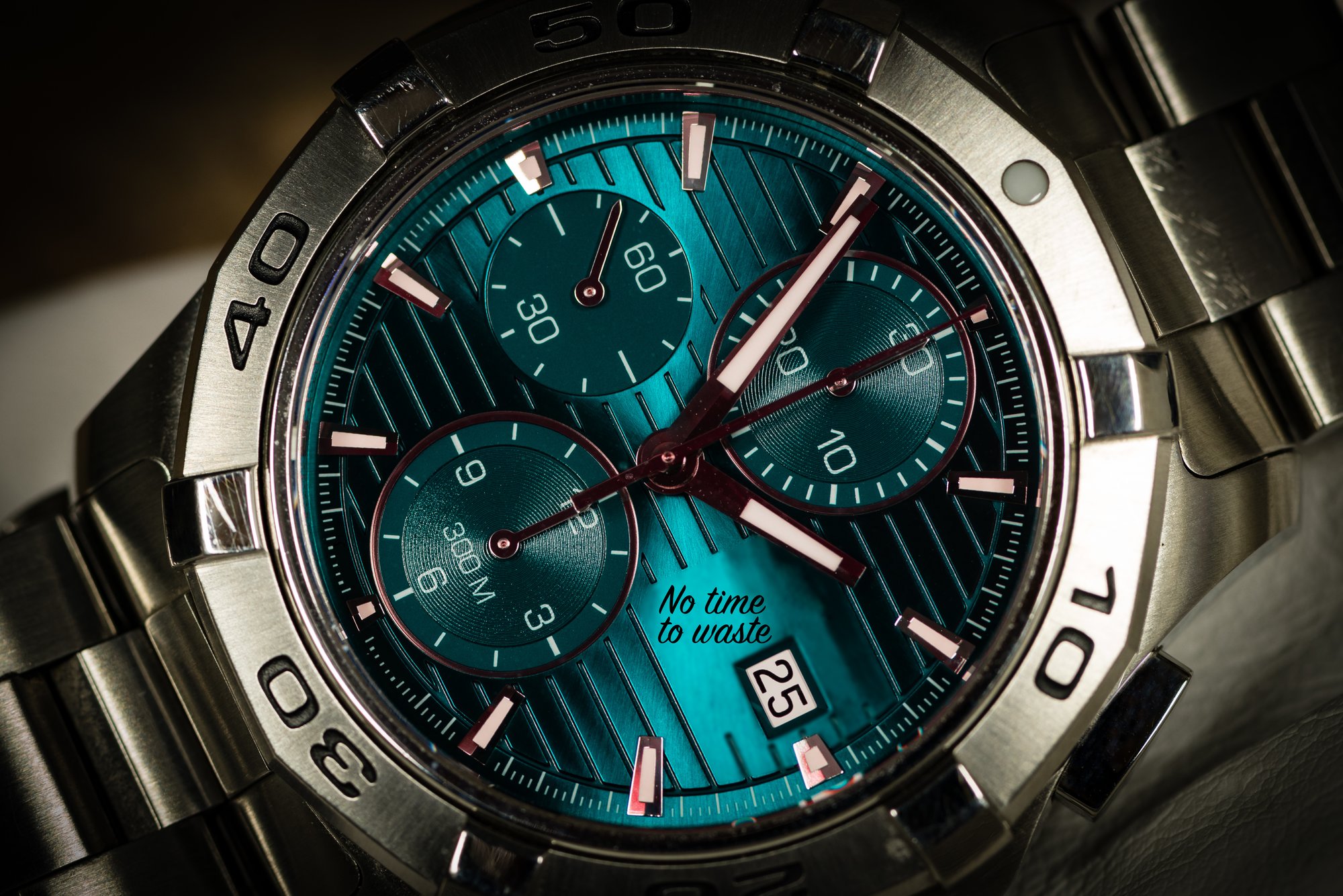 Un reloj con esfera azul.