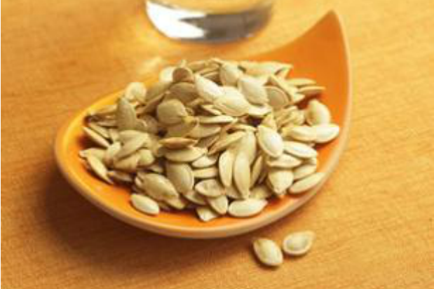 Semillas de calabaza en un plato.