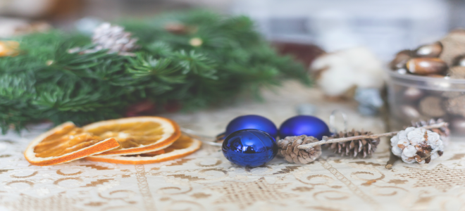 Adornos navideños y piñas para decorar una corona navideña.