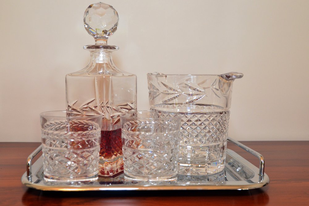 Un bar casero con una botella de licor de vidrio.