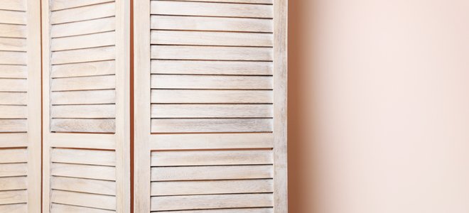 Separador de ambientes de madera en la pared rosa