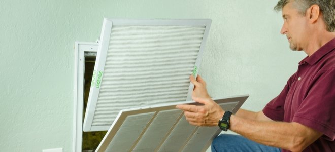 Hombre cambiando filtros de aire acondicionado