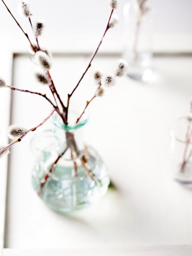 Ramas en un jarrón azul.