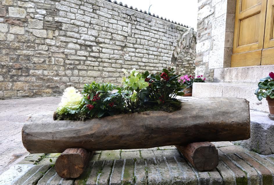 Jardinera de troncos rústica. 