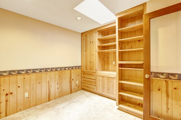 estantería empotrada en una habitación