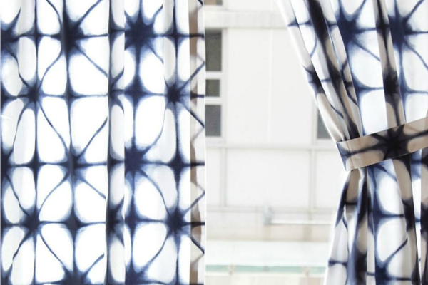 Cortinas azules y blancas. 