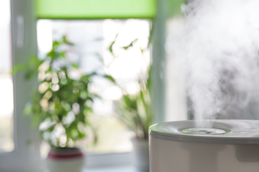 Un humidificador en una habitación.