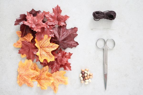Suministros de guirnaldas de hojas. 