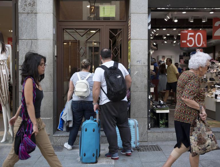 Una pareja entra en un piso turístico, en el centro de Madrid.