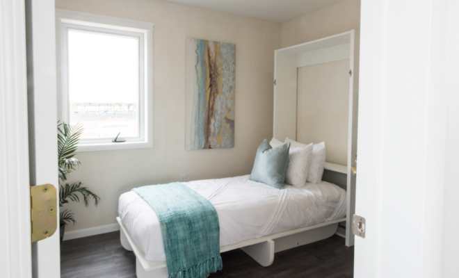 Una cama plegable doble abierta