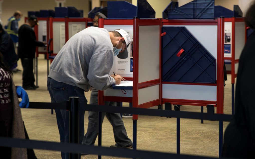 Amnistía Internacional pide a EU que prohíba armas en colegios electorales durante elecciones