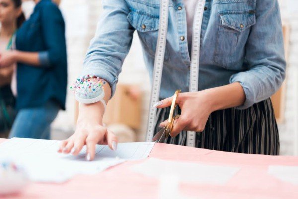 persona cortando tela