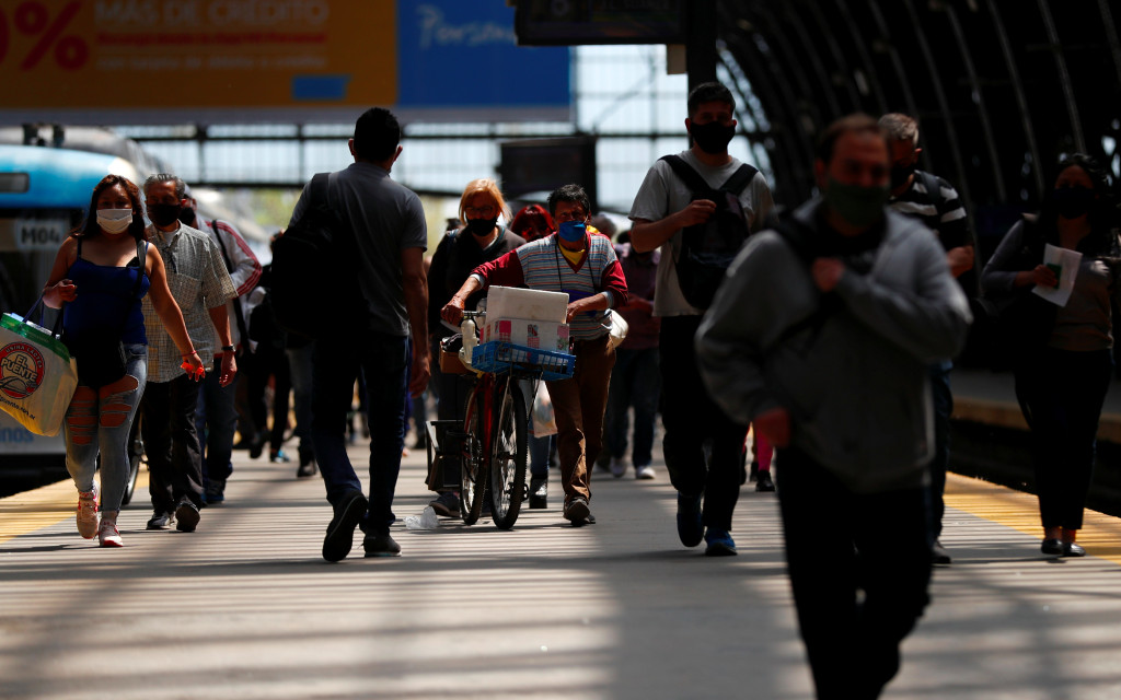 Argentina registra segundo récord consecutivo de muertes por Covid y el gobierno anuncia restricciones
