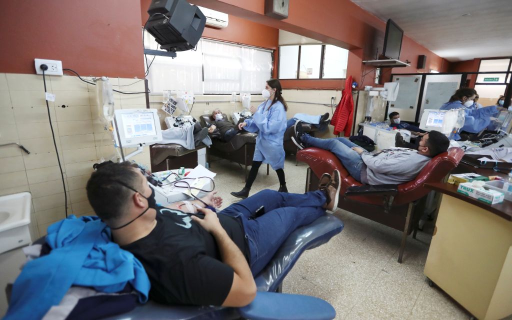 Argentina se acerca a 800 mil casos de Covid-19, con tasa de positividad más alta del mundo