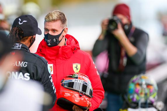 Mick Schumacher, junto a Hamilton en el pasado GP de Eifel de F1