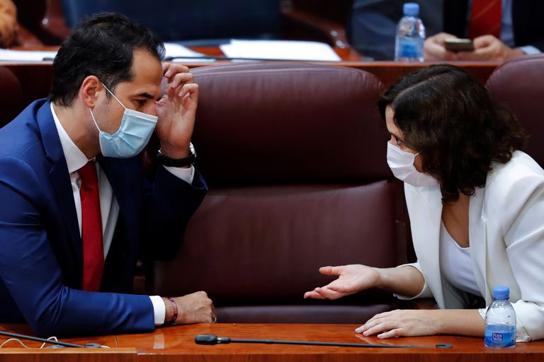 La presidenta de la Comunidad de Madrid, Isabel Díaz Ayuso, habla con el vicepresidente, Ignacio Aguado, en la Asamblea de Madrid.