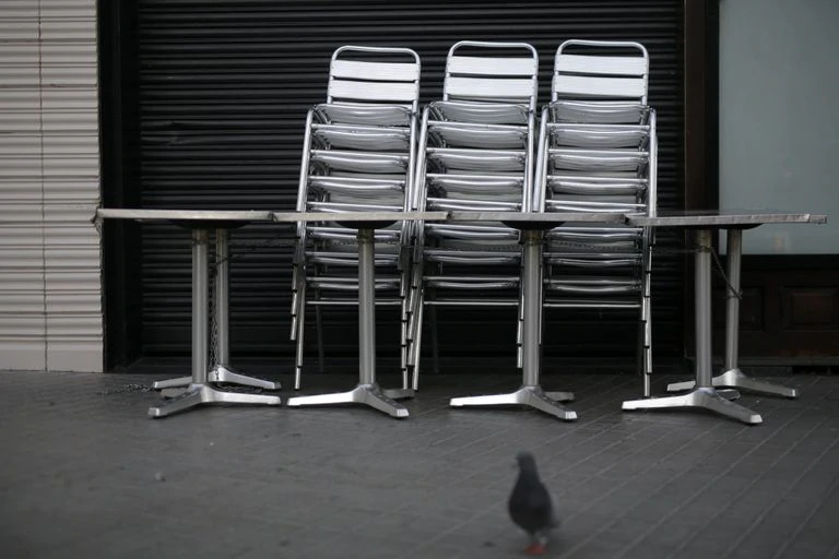 Sillas apiladas en el bar Zúrich, de Barcelona, cerrado este viernes.