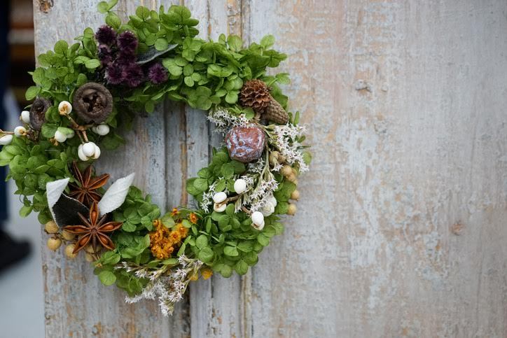 Una corona hecha con vegetación fresca.