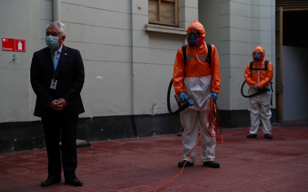 Casos de Covid se acercan al millón en Francia; propagación es más rápida que en primavera