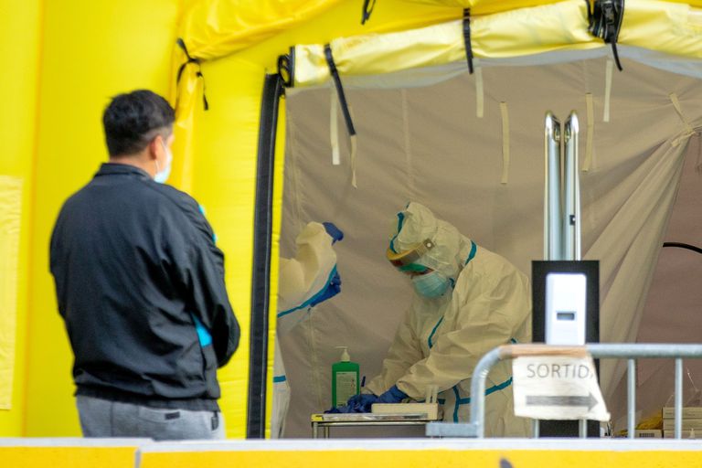 Vista de la carpa montada para la realización de pruebas PCR frente al CAP del Passeig Sant Joan de Barcelona.