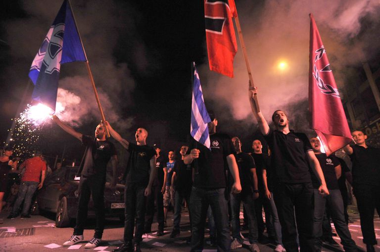 Simpatizantes de Aurora Dorada celebrando el resultado de las elecciones en las que lograron representación en el Parlamento griego.
