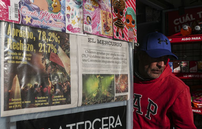 El resultado del referéndum del domingo en las portadas de los periódicos chilenos.