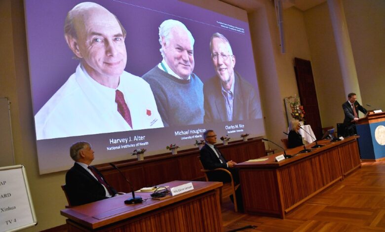 Científicos que ayudaron a identificar hepatitis C ganan Premio Nobel de Medicina 2020