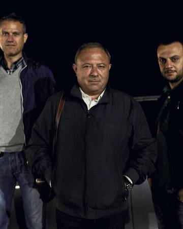 El periodista del Il Quotidiano del Sud Michele Albanese es uno de los que mejor conocen la organización. Posa con sus escoltas, una protección que tiene desde 2014, cuando la ‘Ndrangheta planeó asesinarlo.