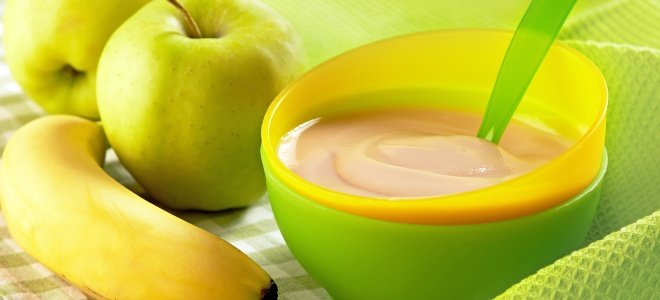 manzanas y plátano mezclados en una comida suave