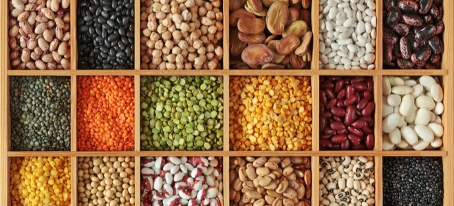 Frijoles secos surtidos en cajas de madera