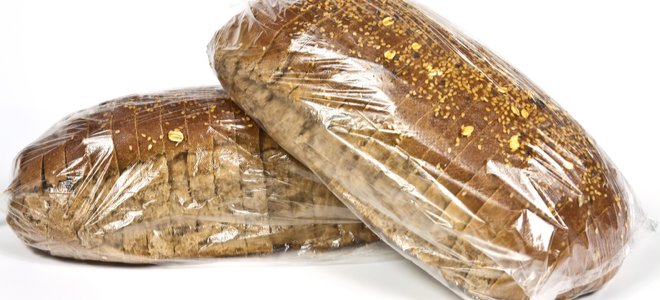 hogazas de pan en envoltorios de plástico