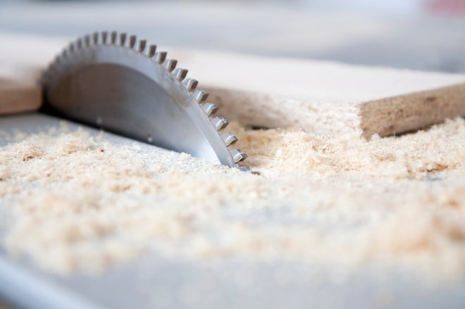 sierra de mesa cubierta de aserrín