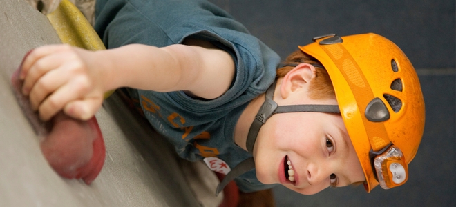 Cómo construir un muro de escalada para niños