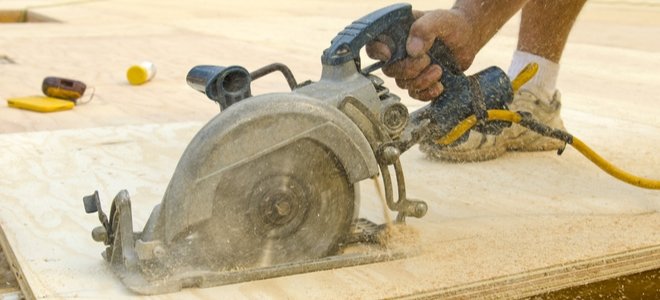 cortar una hoja de madera contrachapada