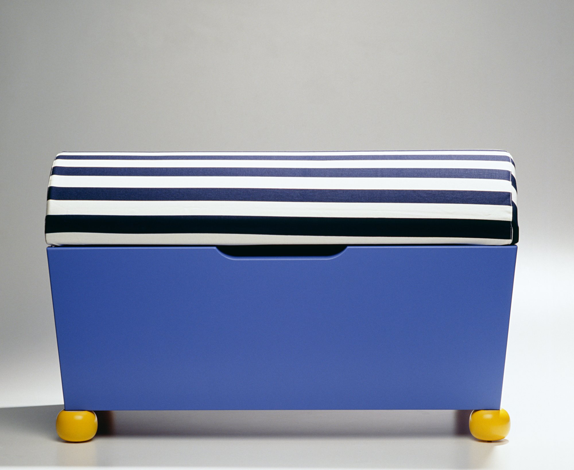 Una otomana de almacenamiento azul y blanca.