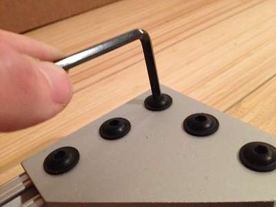 Montaje de un marco de aluminio con ranuras en T.